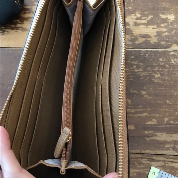 Michael Kors Wallet - Picture 4 of 5